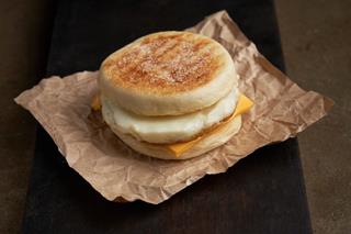 Маффин с яйцом и чедером